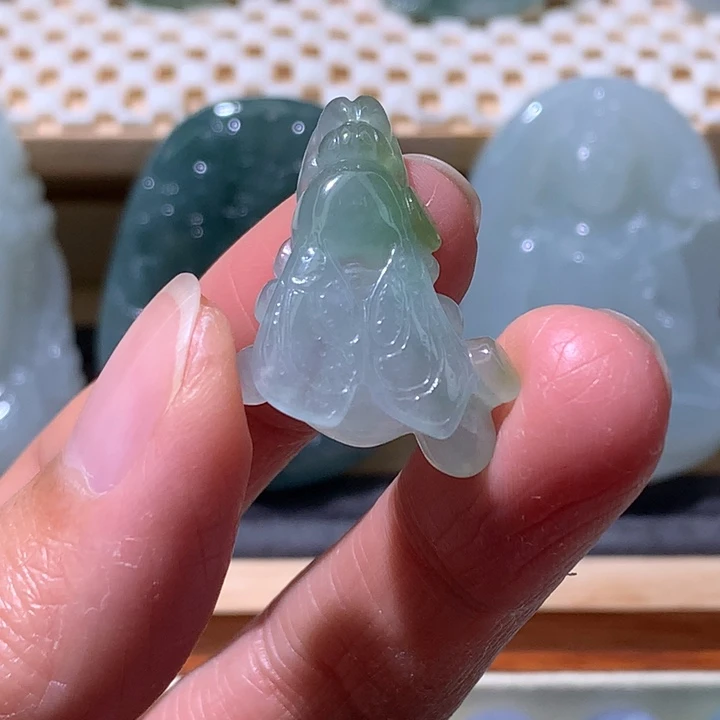 翡翠未镶嵌颈饰小蜜蜂