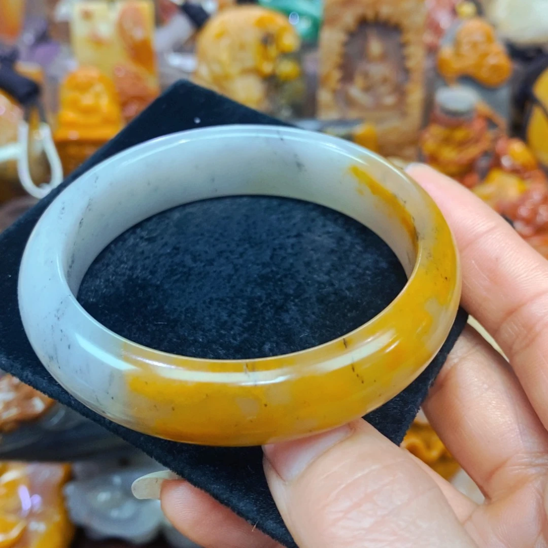 未镶嵌石英质玉（黄龙玉）颈饰