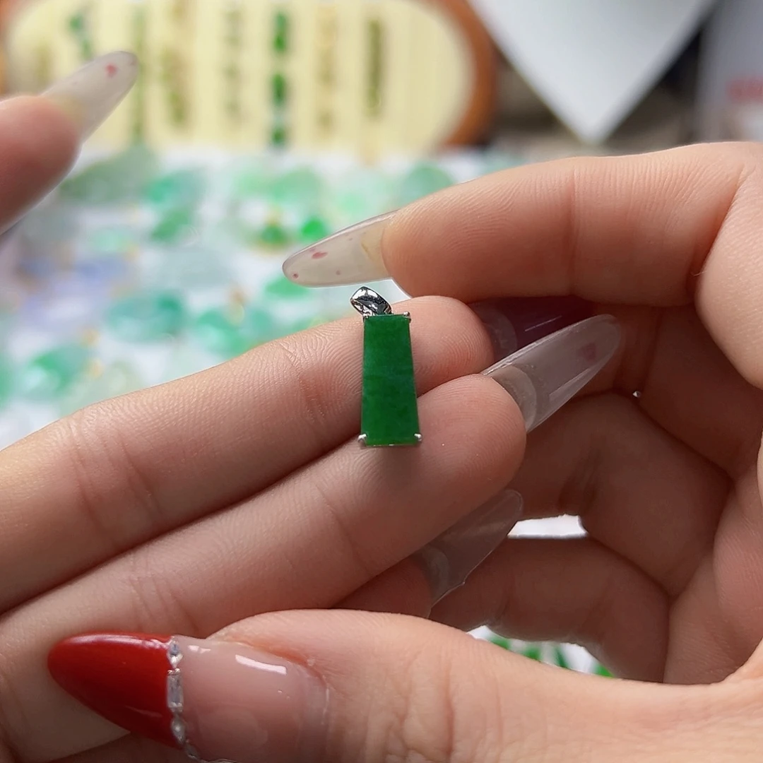 颈饰18K金镶嵌翡翠翡翠