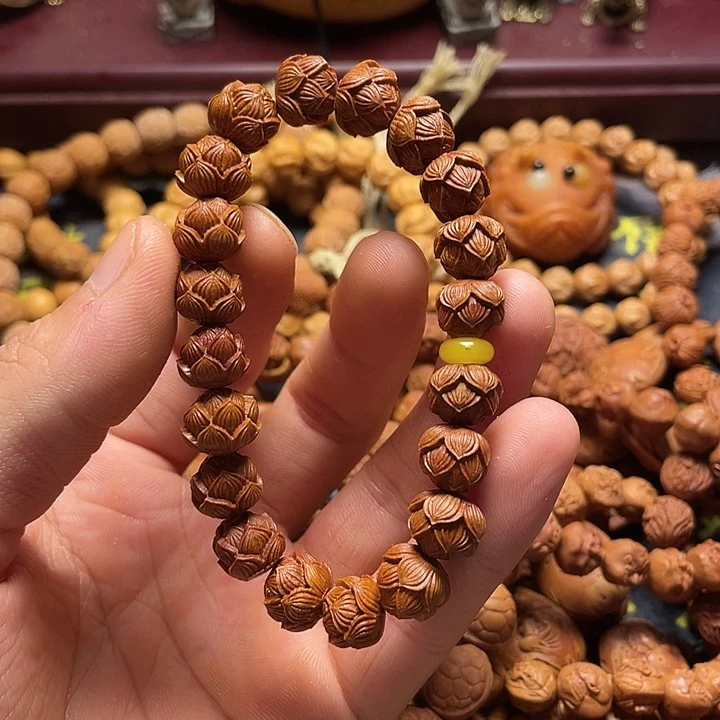 龙纹桃核雕刻瑕疵莲花
