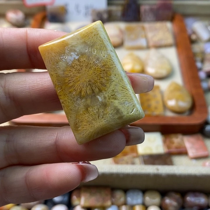 颈饰合金石英岩玉