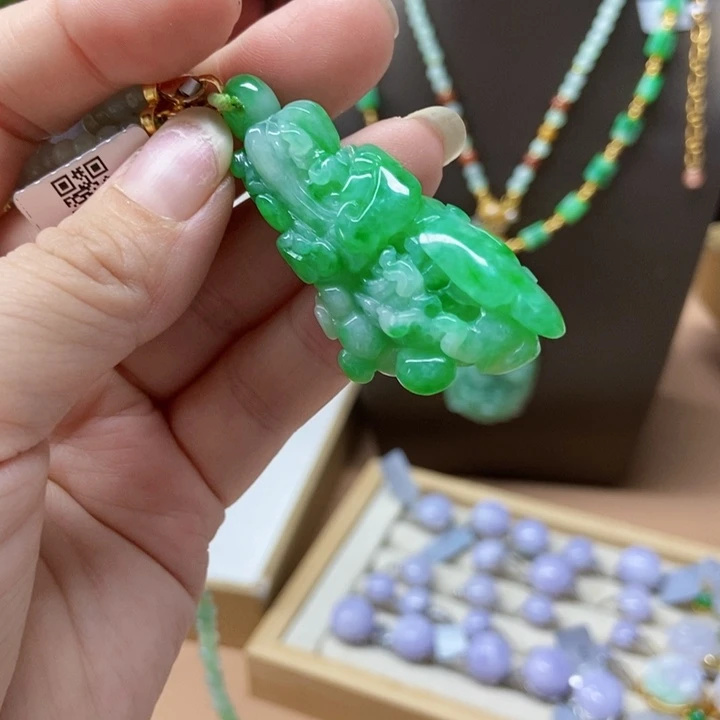 翡翠未镶嵌颈饰吊坠