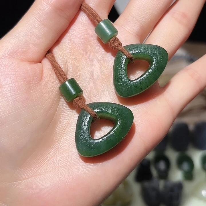 和田玉未镶嵌颈饰发其一