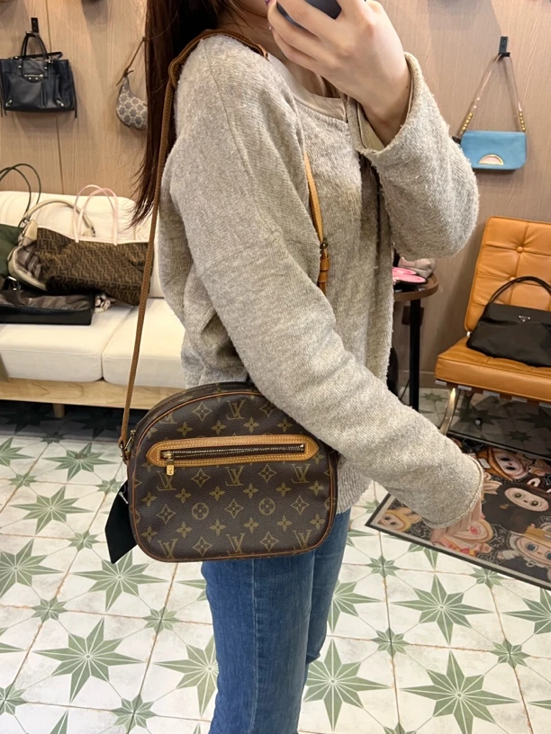 95新 LV A1450经典烧饼包斜挎单肩邮差包简约设计时尚百搭