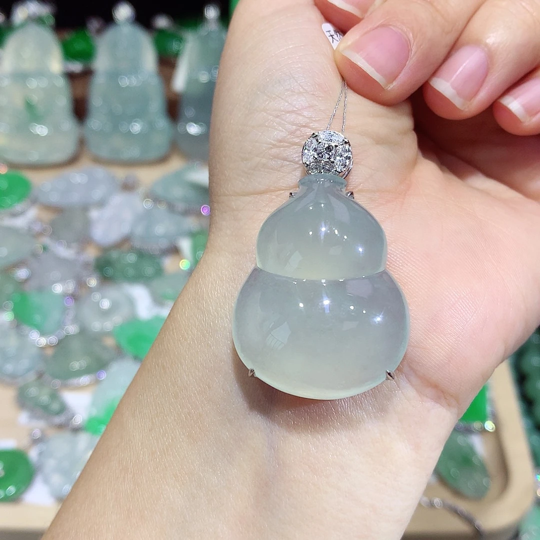 颈饰18K金镶嵌翡翠葫芦