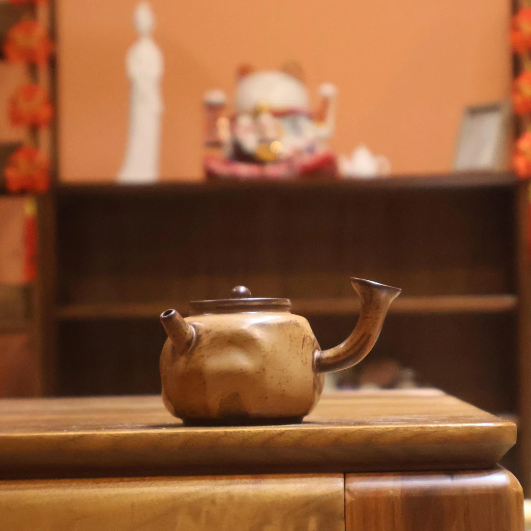原矿火山老岩泥酱釉侧把壶