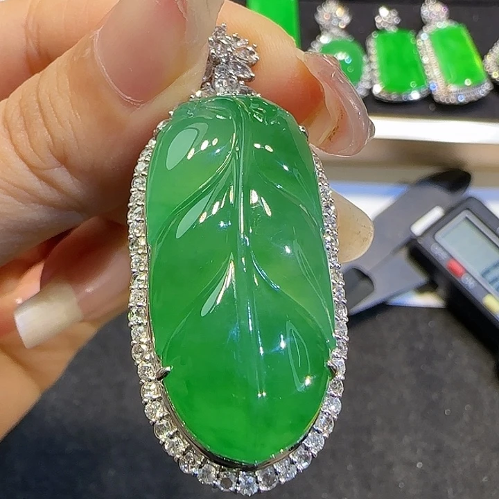 颈饰18K金镶嵌翡翠树叶