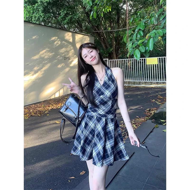 甜辣妹黑白格子V领挂脖连衣裙女夏季高级感气质收腰百褶背心短裙