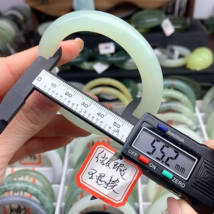 蛇纹石玉手镯未镶嵌1 068