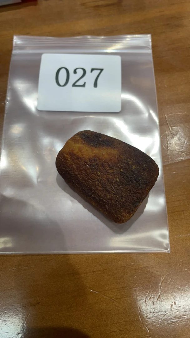 原石毛料黑红全皮圆柱体器型克价15