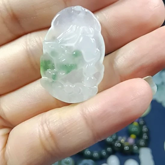 翡翠未镶嵌颈饰兔
