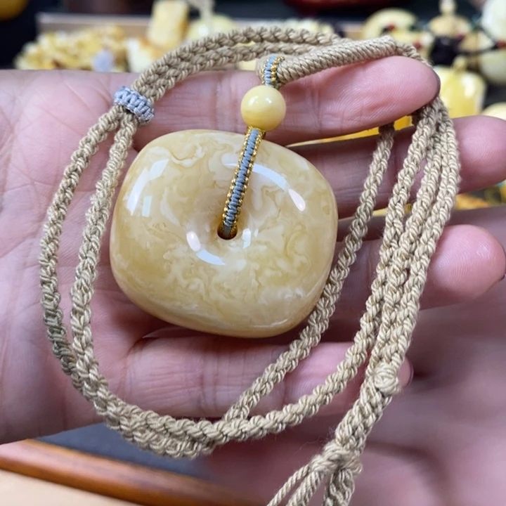 琥珀颈饰未镶嵌藏扣