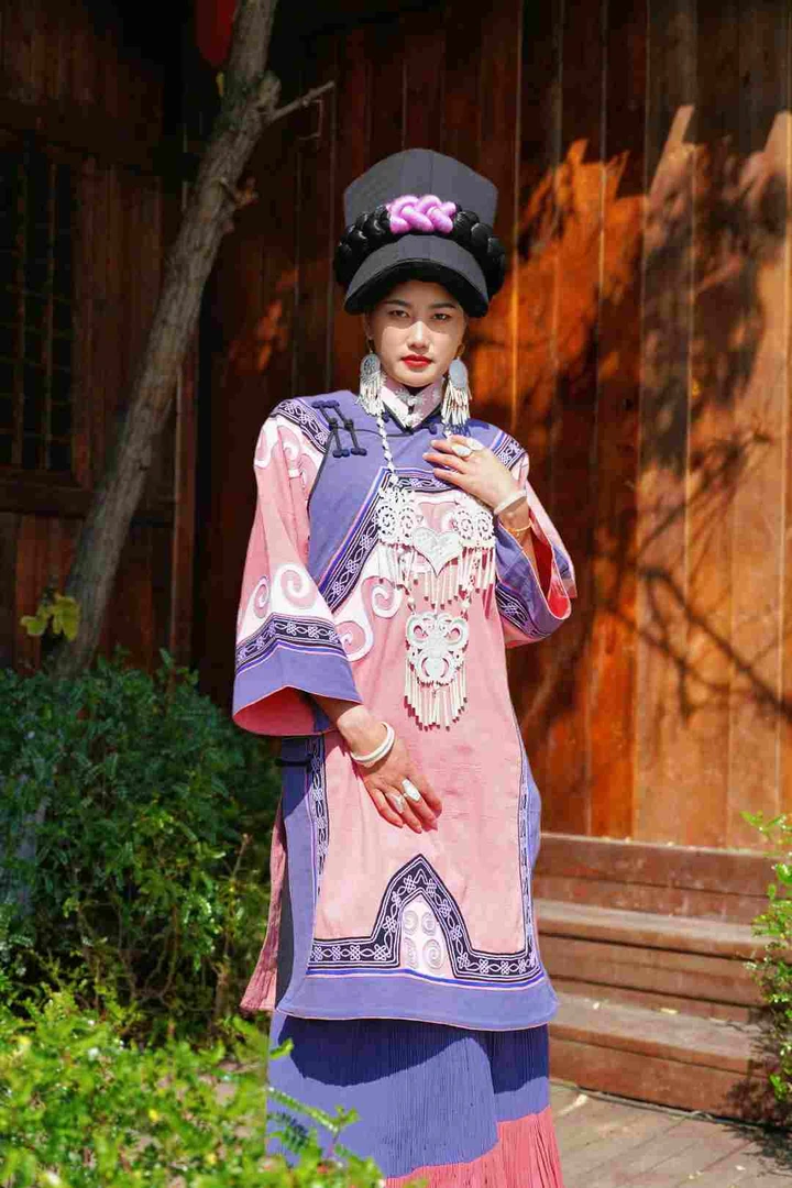 彝族服饰女定制传统民族风
