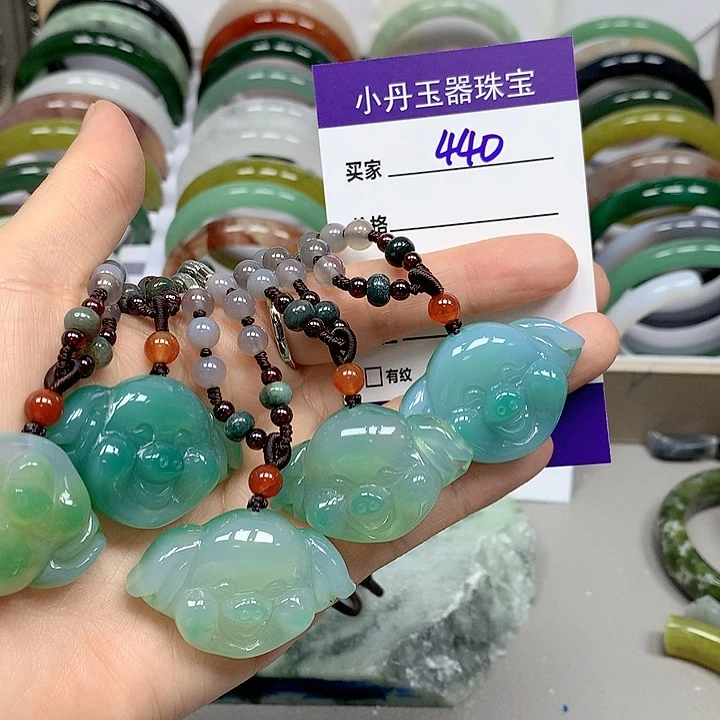 蛇纹石玉未镶嵌手镯多样性随机发其中之一