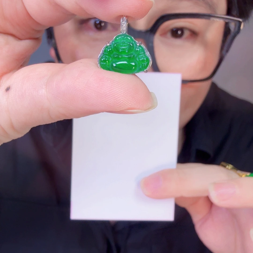 翡翠未镶嵌颈饰一件