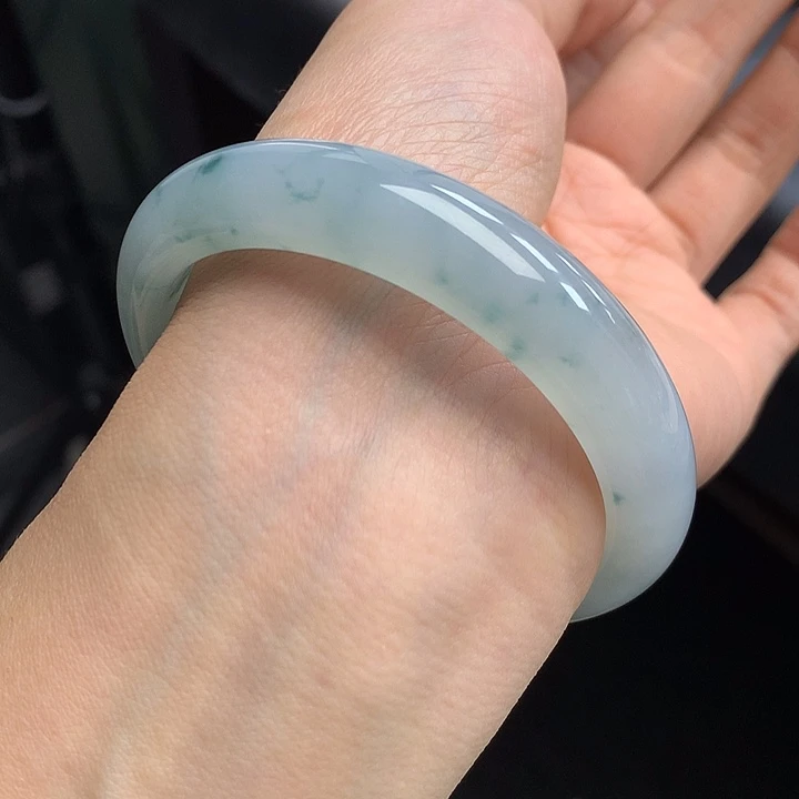 翡翠未镶嵌手镯全条细腻