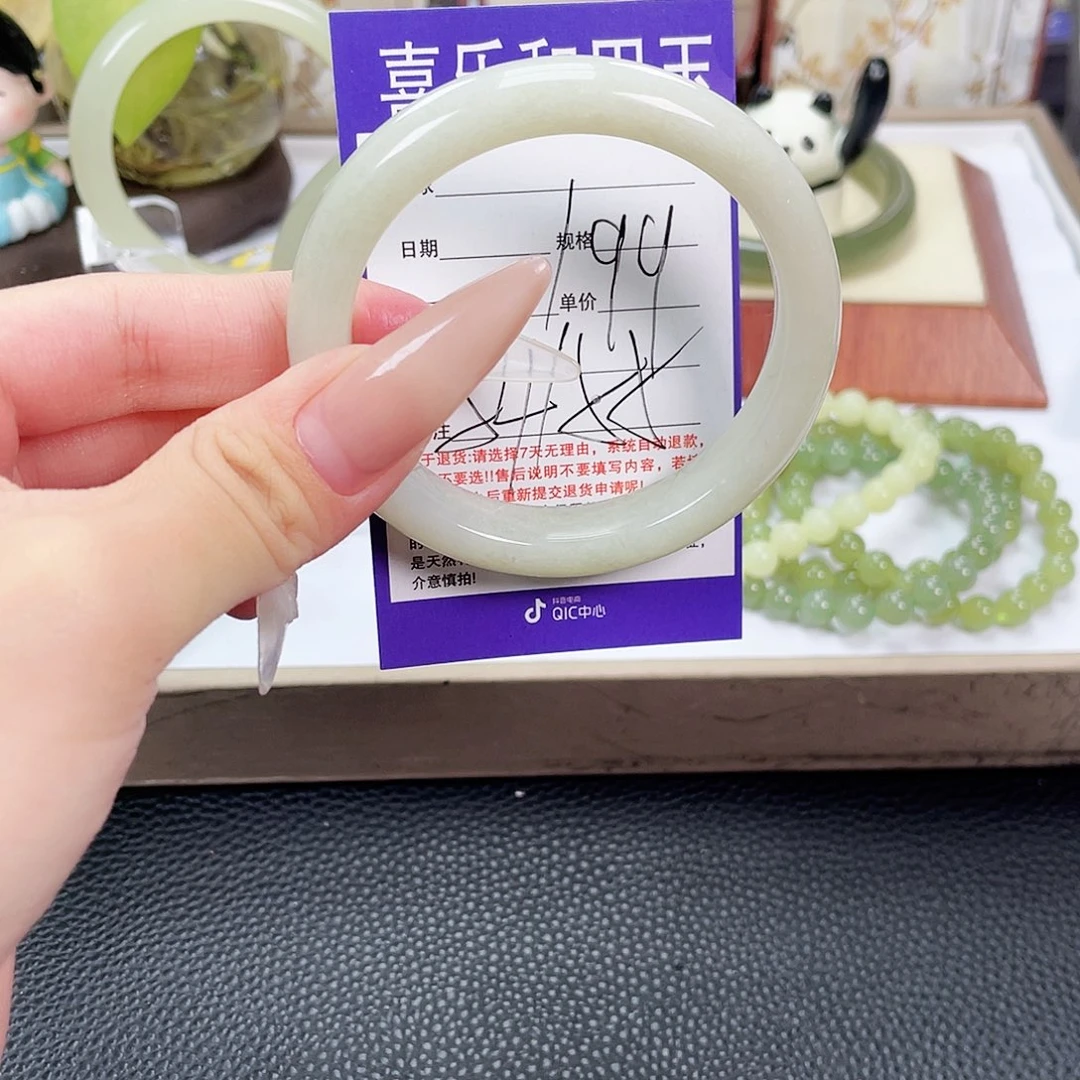 和田玉未镶嵌手镯