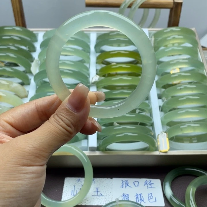 地***子未镶嵌蛇纹石玉手镯