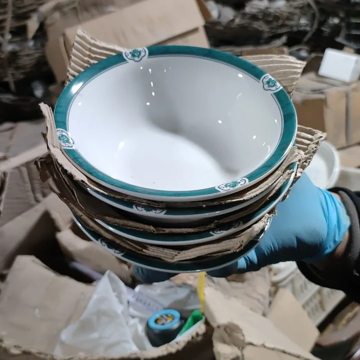 摆件盘子碗茶壶啥都有