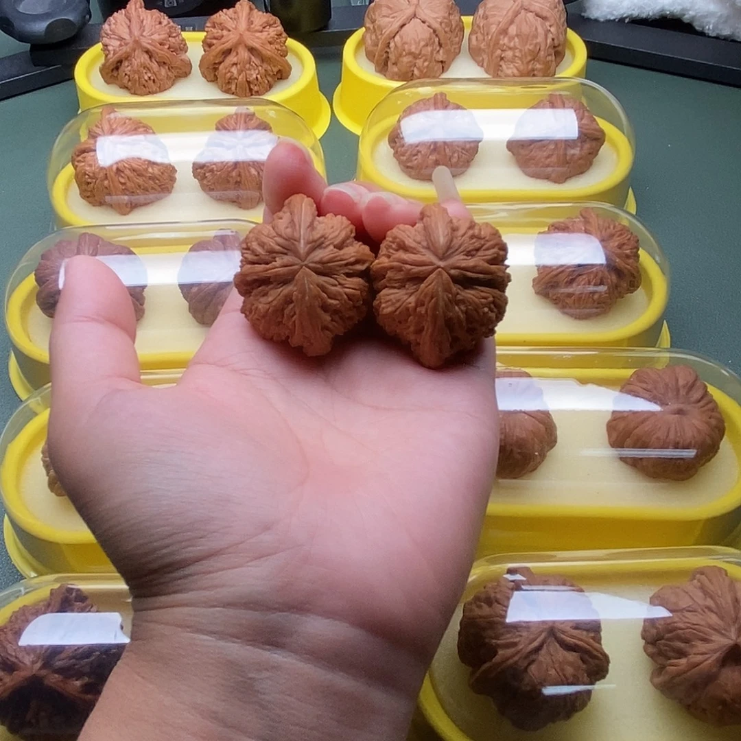 文玩核桃吊坠南疆石三棱犀牛角38