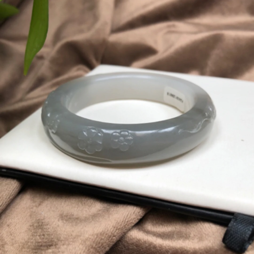 玺世珠宝，和田玉浓紫半紫半白雕花猫镯55圈手镯，底细度比较不错