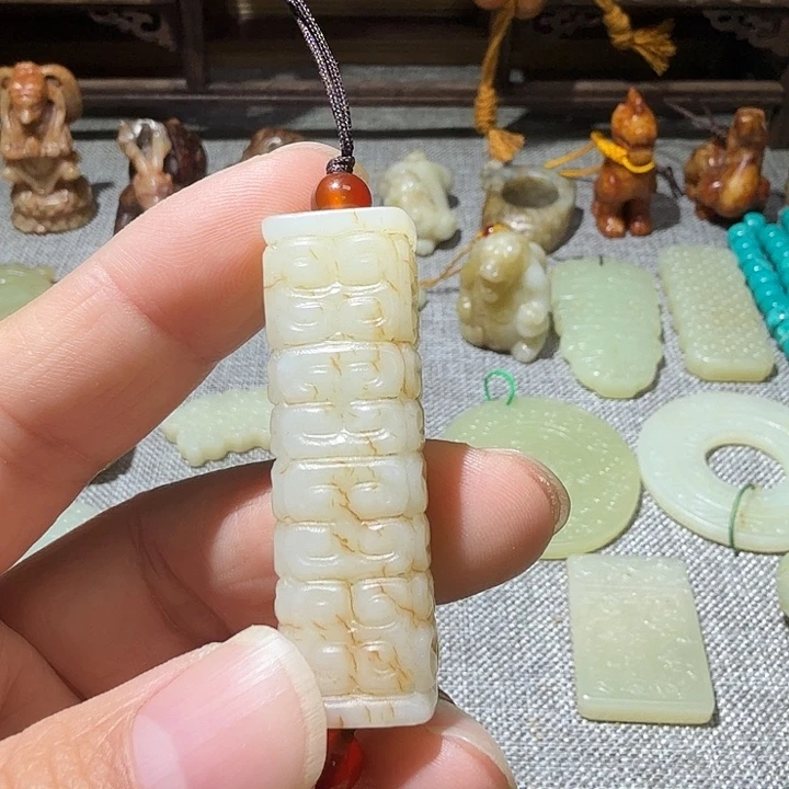 小***姐和田玉（糖玉）未镶嵌颈饰