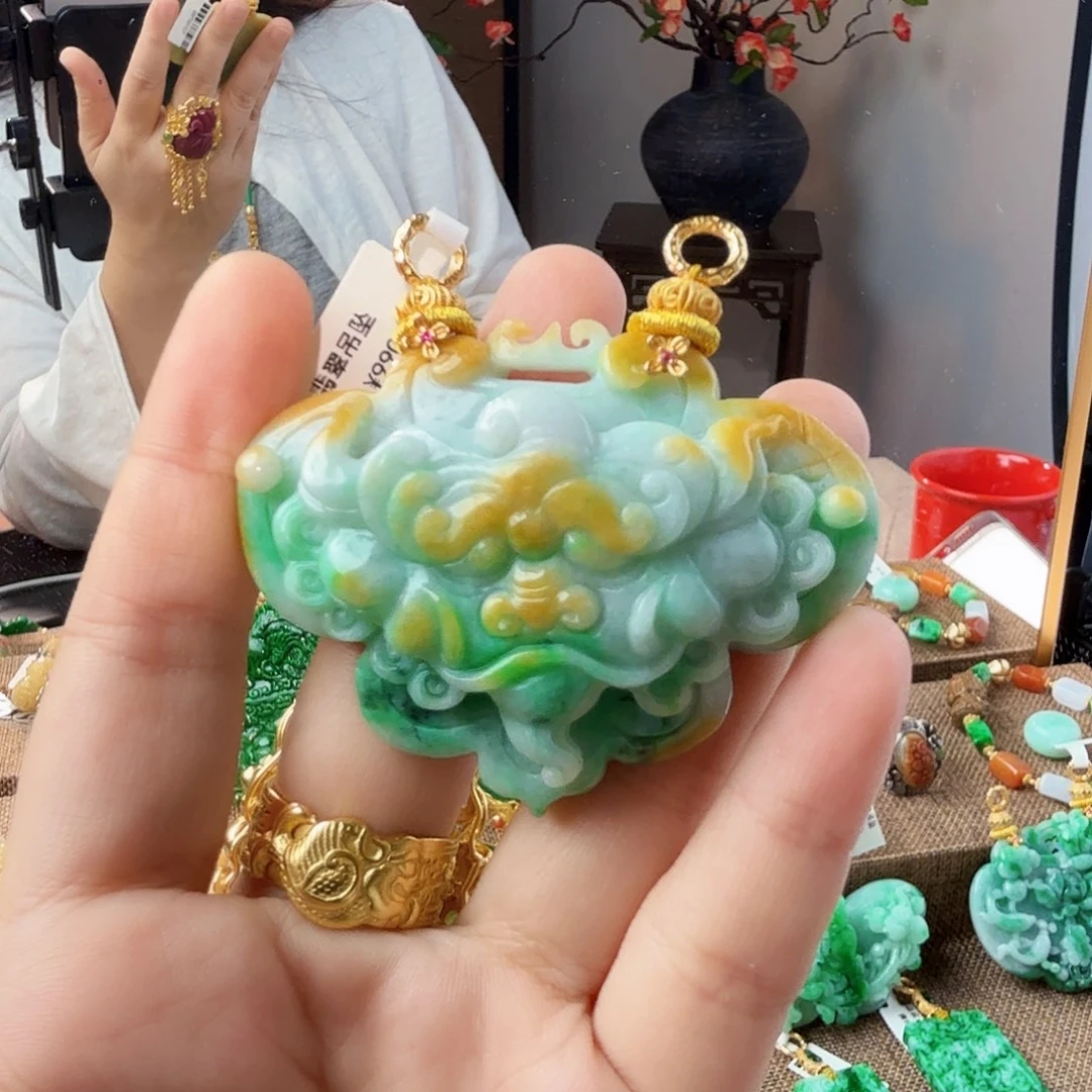 翡翠未镶嵌吊坠(赠链)