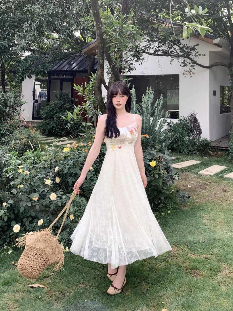 月半鱼现货【花间捕梦】重工刺绣花朵蕾丝网纱裙度假修身显瘦吊带裙