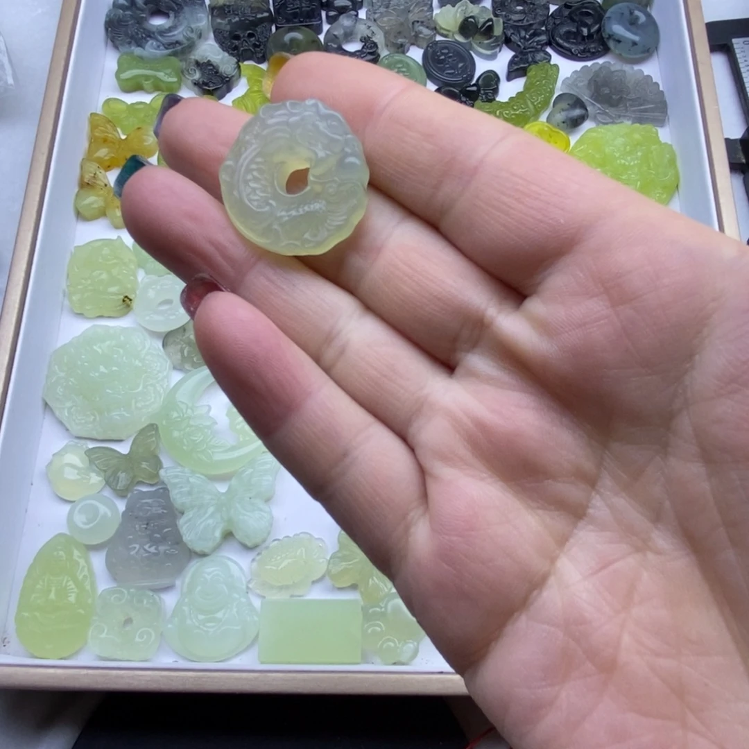 蛇纹石玉未镶嵌颈饰