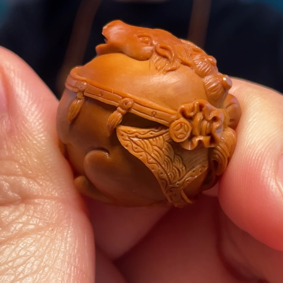橄榄核唐马核雕作品