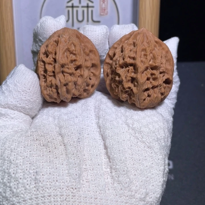 文玩核桃吊坠野牛