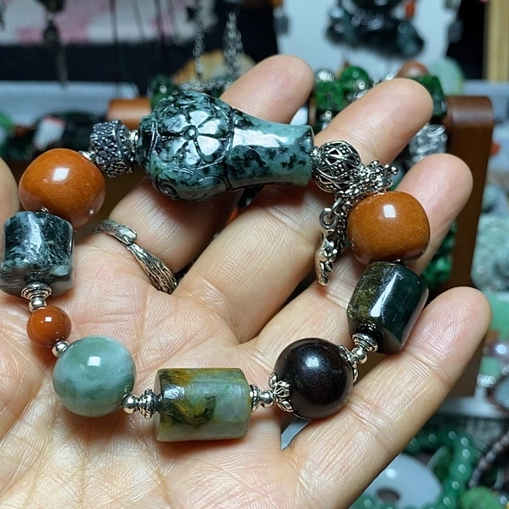 翡翠未镶嵌吊坠(赠链)