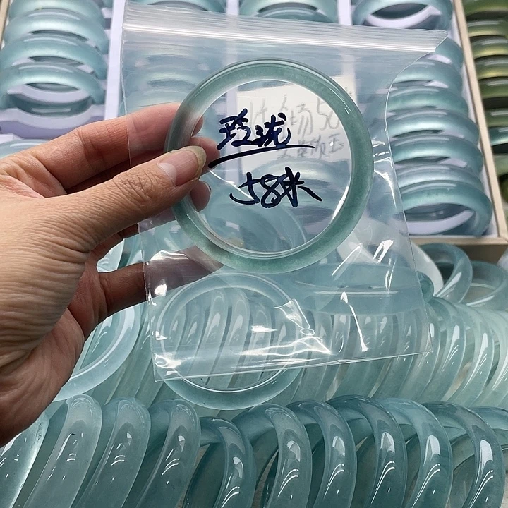 苏***泷石英质玉未镶嵌手镯