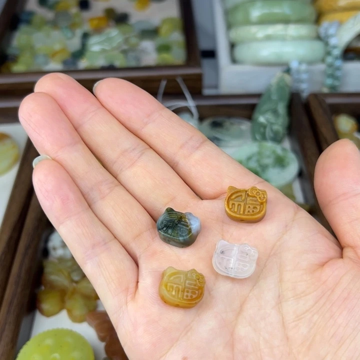 蛇纹石玉未镶嵌颈饰