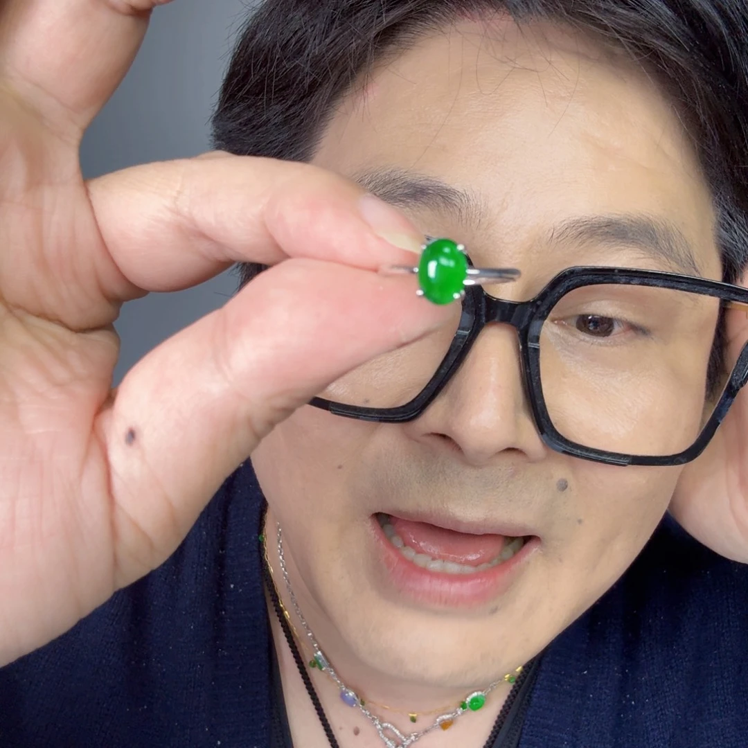 翡翠未镶嵌颈饰一件