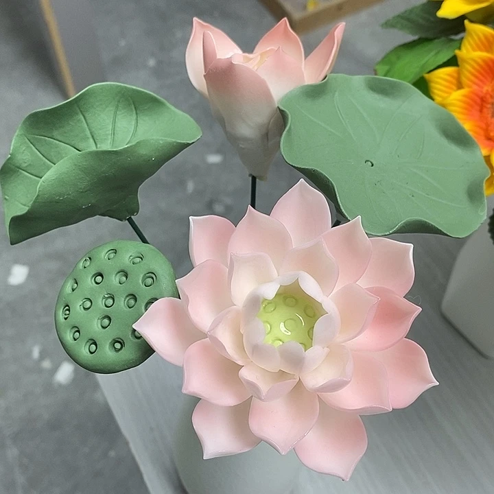 陶瓷陶瓷材料带白色猫儿花瓶