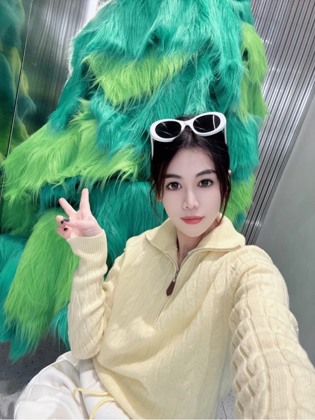 奶油黄拉链翻领毛衣