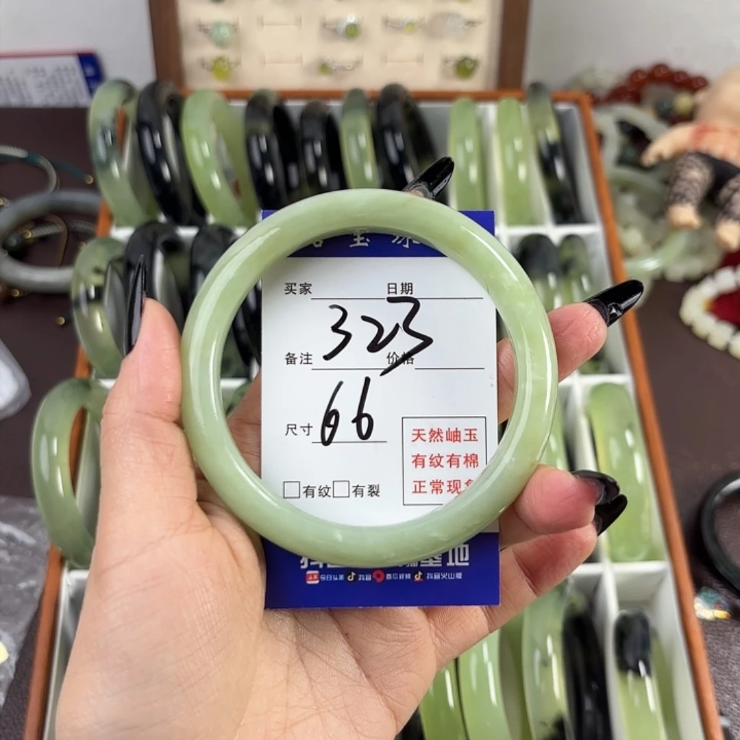蛇纹石玉手镯未镶嵌柯***?
