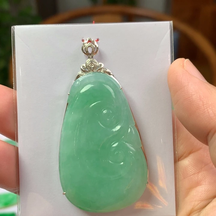 翡翠18K金镶嵌颈饰翡翠吊坠