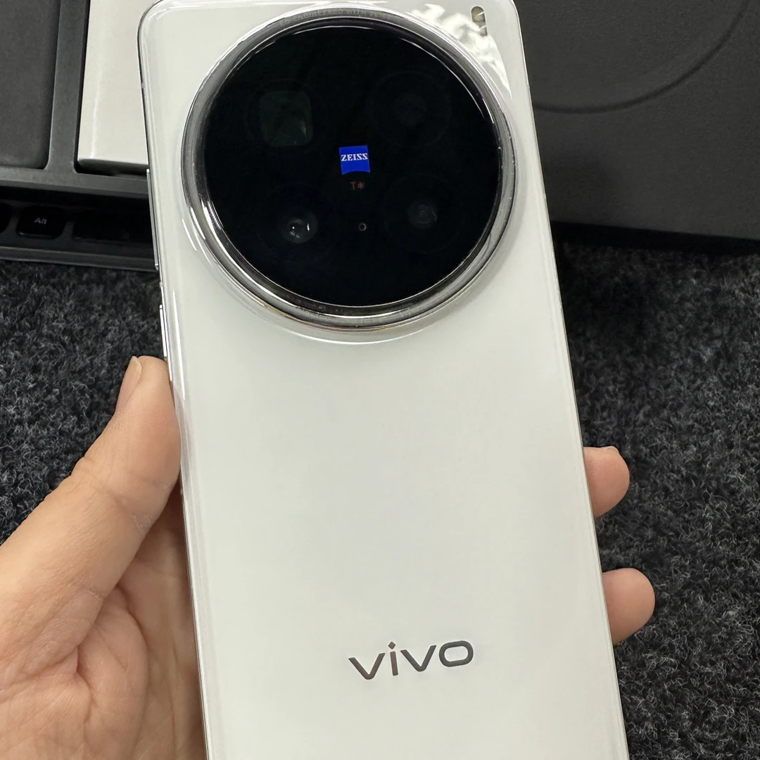 9新 vivo X200pro  白色 12+256g  再保26.4.13  配件全套