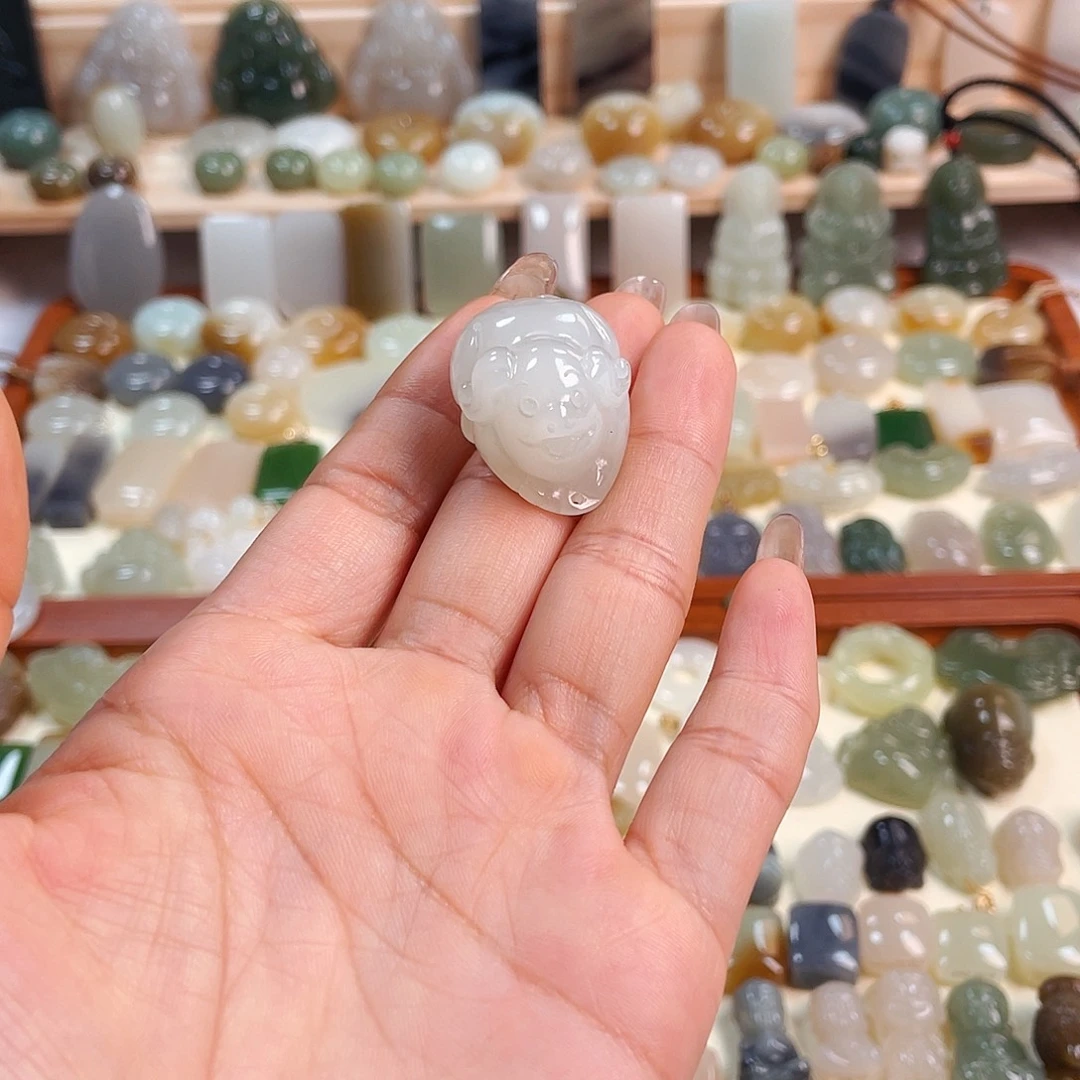 和田玉未镶嵌吊坠(赠链)