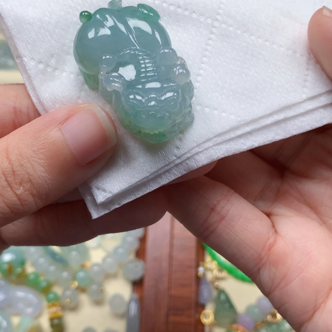 翡翠未镶嵌颈饰是