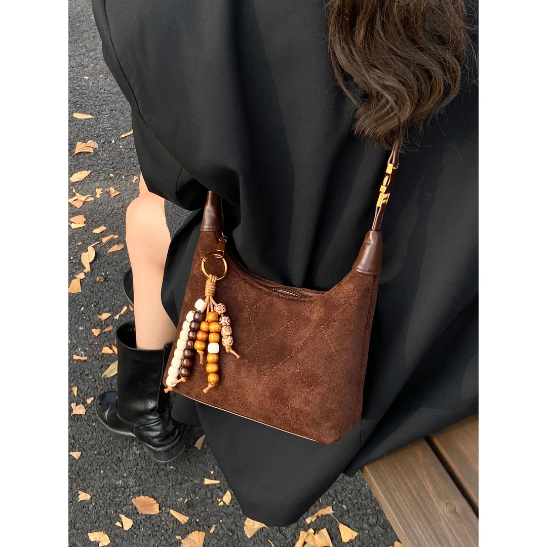 秋冬新款简约饺子包2025女时尚潮百搭休闲高级感斜挎包单肩包