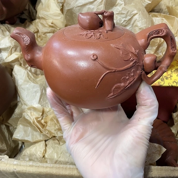 紫砂茶壶原矿泥料，手工制作的一把紫砂壶。