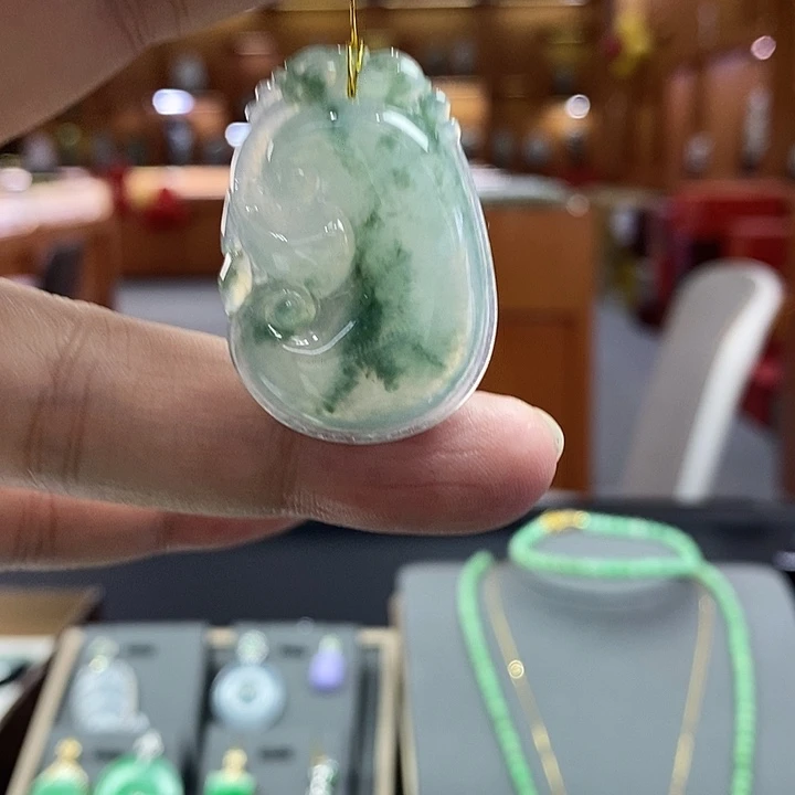 翡翠未镶嵌颈饰如意