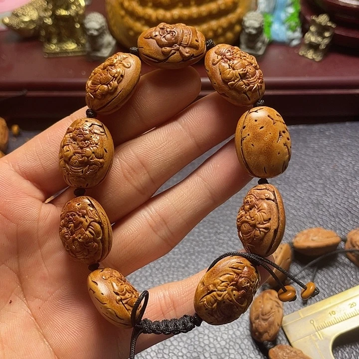 大桃核雕刻瑕疵财神