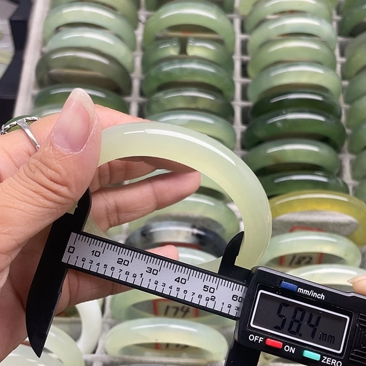 蛇纹石玉未镶嵌手镯179