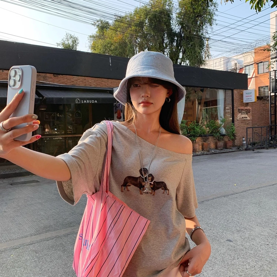 2025韩系纯欲辣妹设计感小狗印花斜肩ins短袖T恤小众宽松女