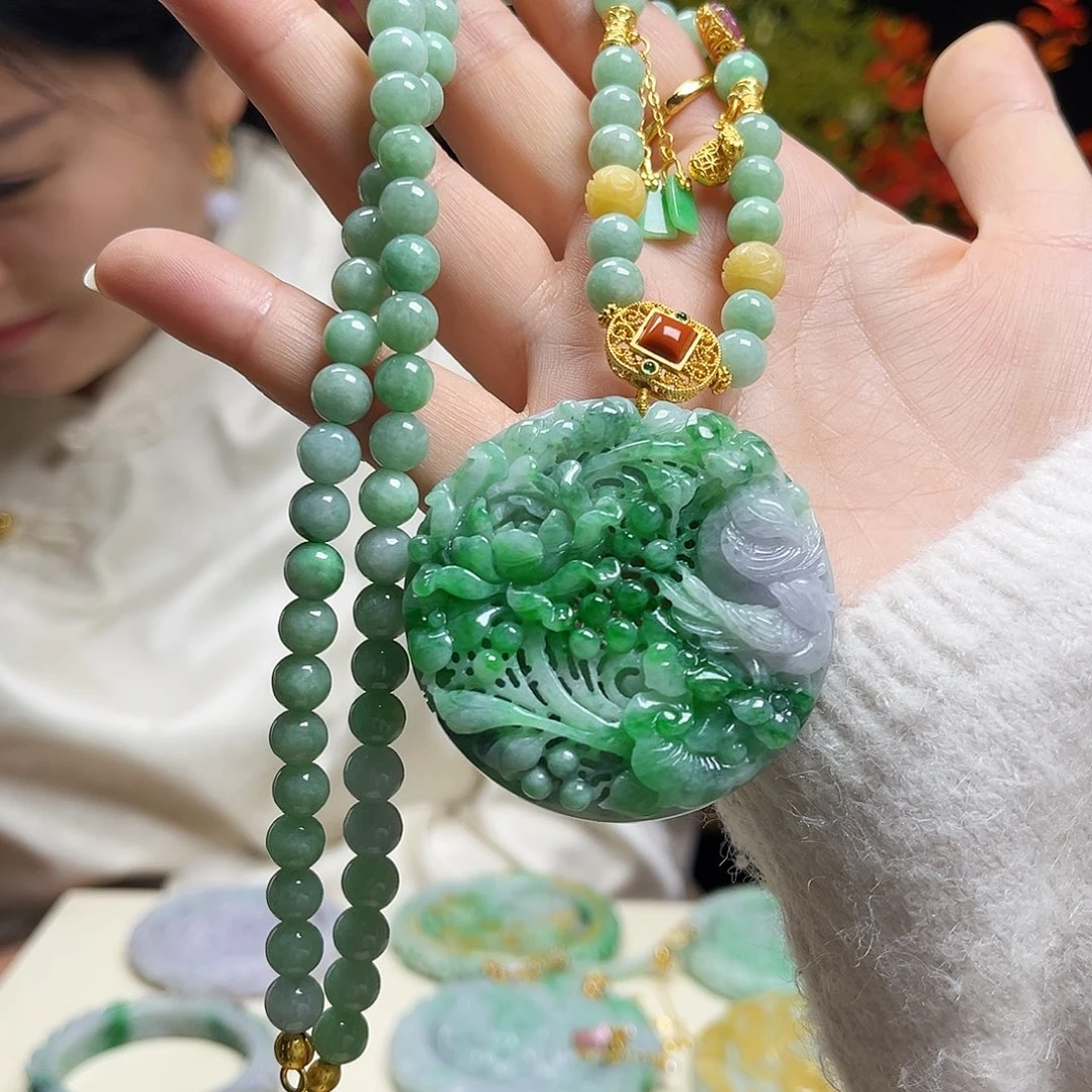 翡翠颈饰未镶嵌云****姐辣绿