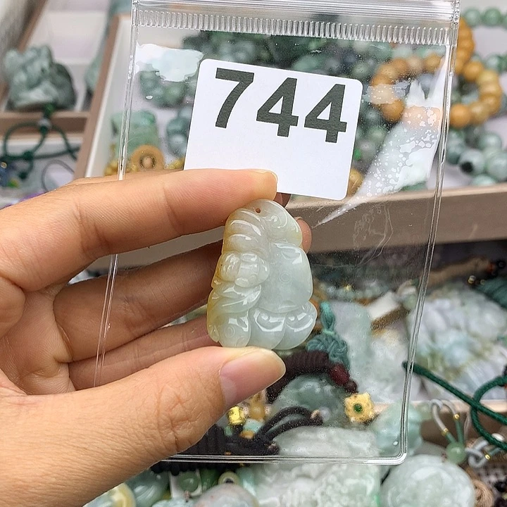 翡翠颈饰未镶嵌会***顶翡翠